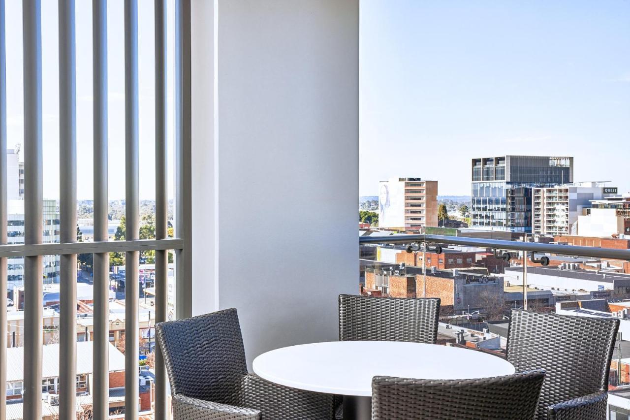 Meriton Suites Liverpool Exterior foto A balcony at the hotel